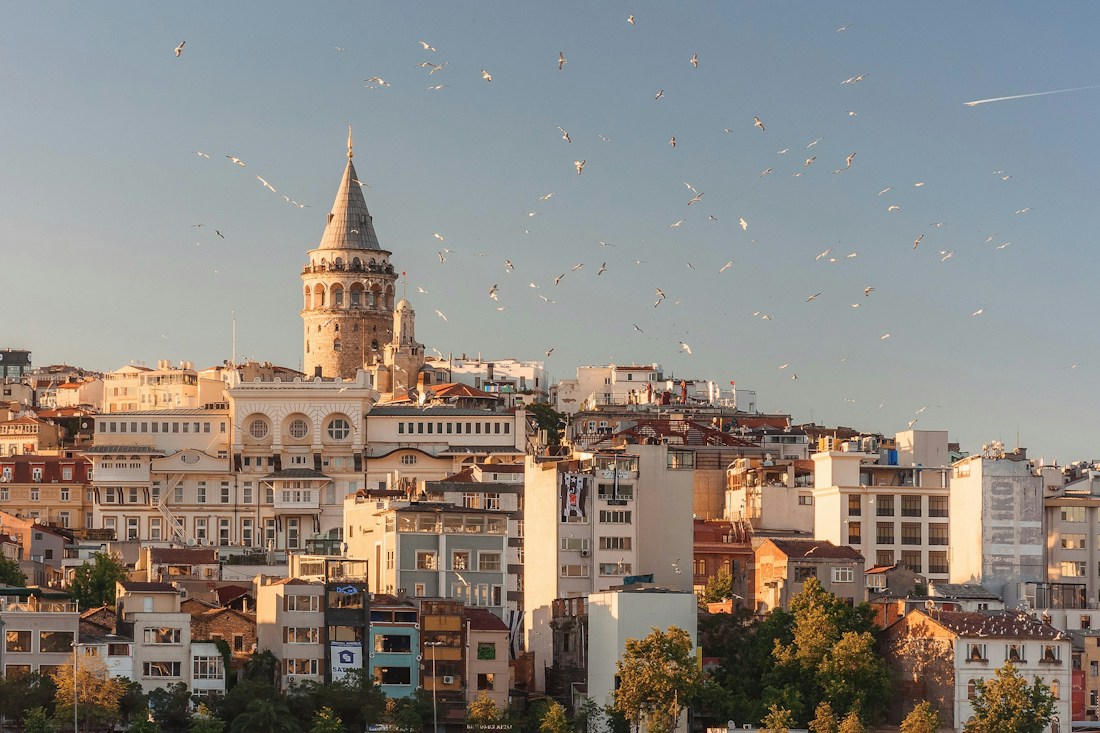 İstanbul’da deniz kıyısında tarihi mimari